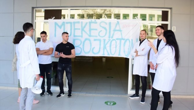 Arnavutluk’ta tıp öğrencileri "zorunlu istihdama" karşı protesto düzenledi