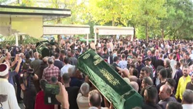 Sancaktepe'de inşaatın temelindeki suda ölü bulunan 3 kardeşin cenazeleri toprağa verildi