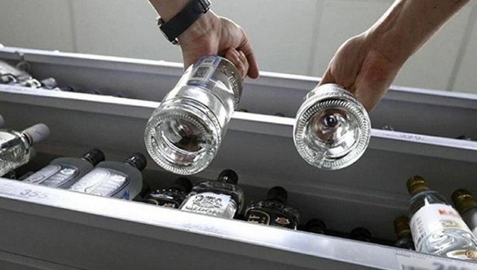 Uşak'ta alkol zehirlenmesi şüphesiyle hastaneye kaldırılan iki kişiden biri öldü