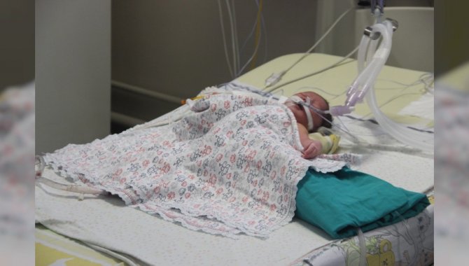 Kalbinde delik olan 2,5 aylık Muhammet bebek, ambulans uçakla Konya'ya gönderildi