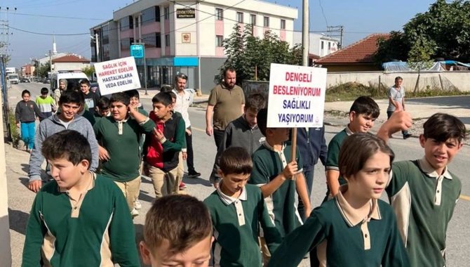Karapürçek'te ortaokul öğrencileri sağlıklı yaşam için yürüyüş yaptı