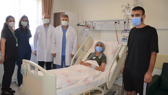 Balıkesirli genç, diyaliz hastası annesi denize girebilsin diye böbreğini verdi