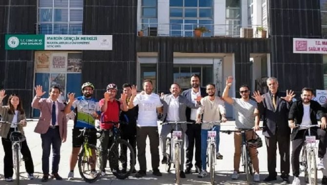 Bisikletle dünyayı gezen Genç, Mardin'de üniversite öğrencileriyle buluştu