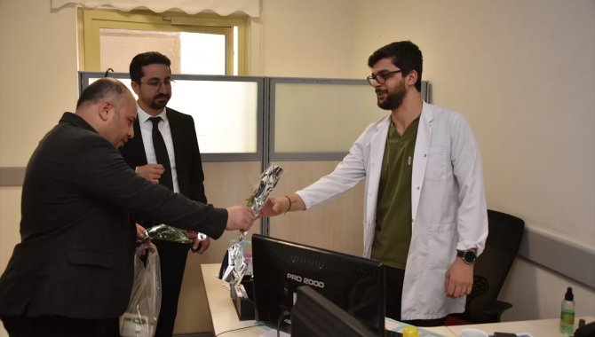 Şanlıurfa'da sağlık çalışanlarına karanfil verilerek tatlı ikram edildi