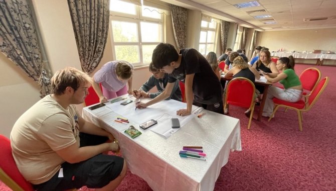 Adana'da "Ruh Sağlığı Önemli" projesindeki gençlerle "Erasmus Günleri" düzenledi