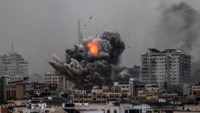 İsrail, Gazze'deki El-Ehali Hastanesi'ni bombaladı