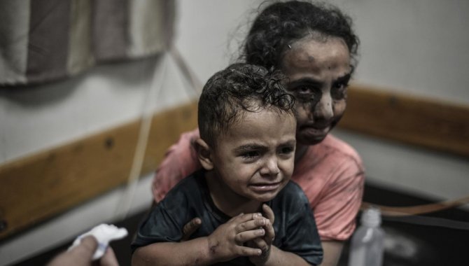 Gazze'de, İsrail saldırılarında vurulan çocukları bulmak için avuçlarına adları yazılıyor
