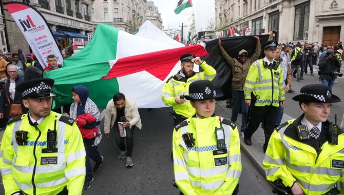 Londra'da binlerce kişi, İsrail'in Gazze'deki hastaneye saldırısını protesto etti