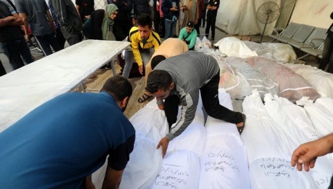 Gazze'de kimliği tespit edilemeyen parçalanmış cenazeler toplu mezarlara defnediliyor