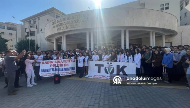Mersin'de sağlıkçılara yönelik şiddet protesto edildi