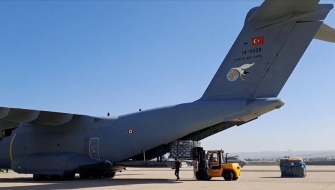 Bakan Koca, Gazze için yardım malzemeleri taşıyan 2 uçağın Mısır'a ulaştığını bildirdi