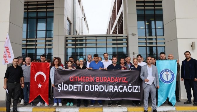 Edirne'de acil servis doktorunun silahla tehdit edilmesi sağlıkçılar tarafından protesto edildi