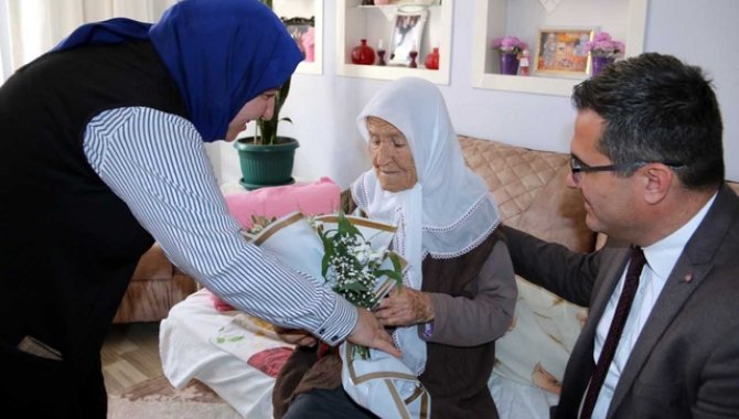 İl Sağlık Müdürü Ağırtaş, Cumhuriyet'le yaşıt kent sakinlerini ziyaret etti