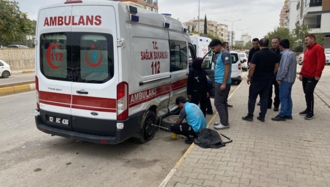 Adıyaman'da minibüsle çarpışan ambulanstaki sağlık görevlisi yaralandı