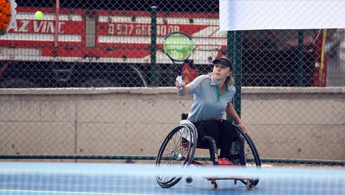 Omurilik felçli milli tenisçi Ebru Sulak'ın hayali, engelli çocukları sporla tanıştırmak: