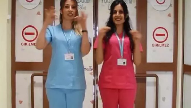 Turhal'da sağlık çalışanları Cumhuriyet'in 100. yılını işaret diliyle kutladı