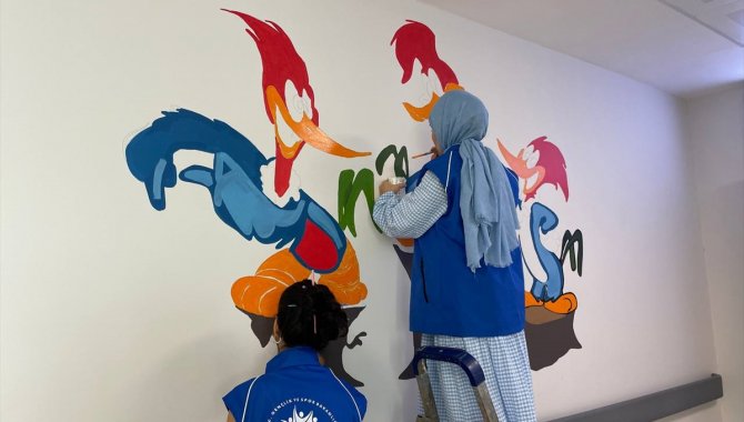 Hatay'da hastane duvarı, çocuklar için çizgi karakterlerin resimleriyle süslendi