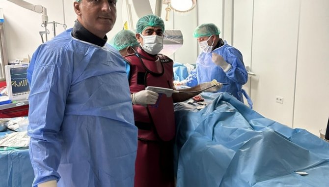 Mardin'de bir hastanın kırık olan kalp pili kablosu operasyonla çıkarıldı