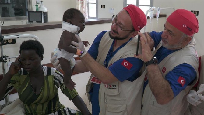 Gönüllü Türk sağlık ekibi, Ugandalılara hizmet veriyor
