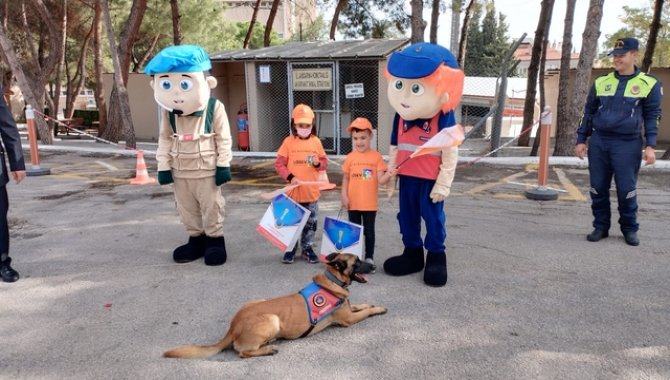 Balıkesir'de lösemili çocuklardan jandarmaya ziyaret
