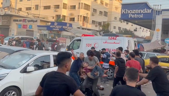 İsrail'in Gazze'deki Nasr Çocuk Hastanesi girişine düzenlediği saldırıda 2 kişi öldü
