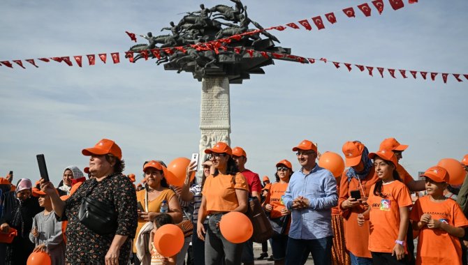 İzmir'de lösemili çocuklar için farkındalık yürüyüşü