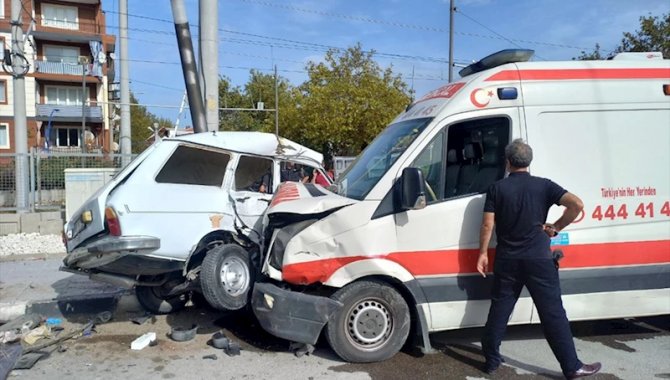 Manisa'da ambulansla otomobilin çarpışması sonucu 2 kişi yaralandı