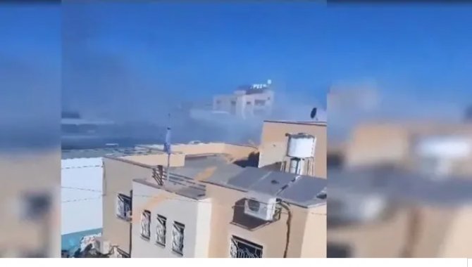 İsrail, Gazze'de Şifa Hastanesine ait binanın çatısındaki güneş panellerini vurdu