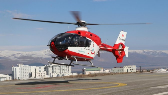 Van'da "femur kırığı" olan hasta, ambulans helikopterle hastaneye ulaştırıldı