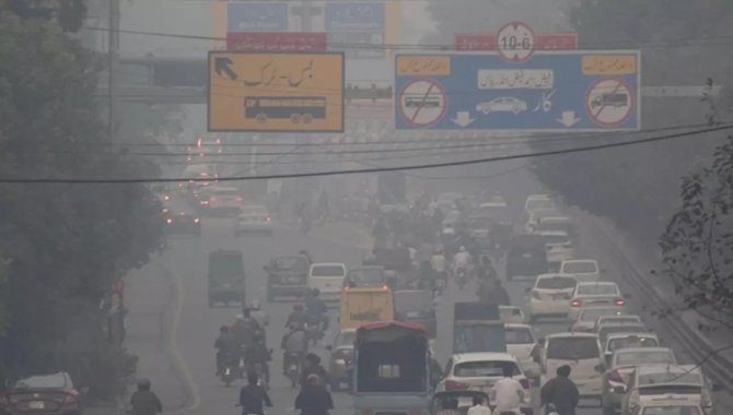 Pakistan'ın bazı bölgelerinde hava kirliliği nedeniyle 4 gün tatil ilan edildi