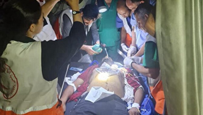 Gazze'deki hastanelerde yakıt sıkıntısı nedeniyle ameliyatlar el feneri ışığında yapılıyor