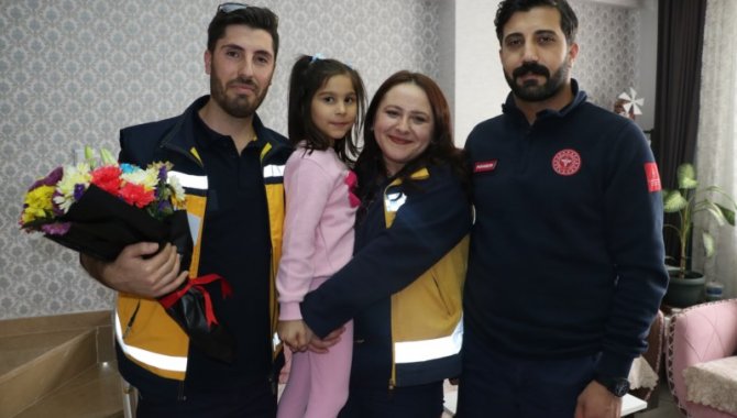 Eskişehir'de ambulans ekibi hayata döndürdüğü ilkokul öğrencisini evinde ziyaret etti