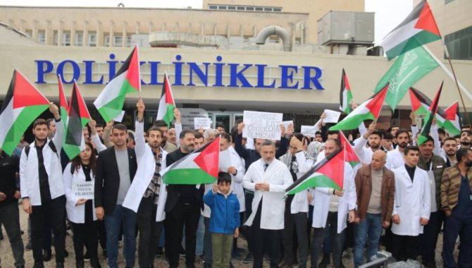 Diyarbakır'da sağlık çalışanları ve tıp fakültesi öğrencilerinden İsrail'in Gazze'deki saldırılarına tepki