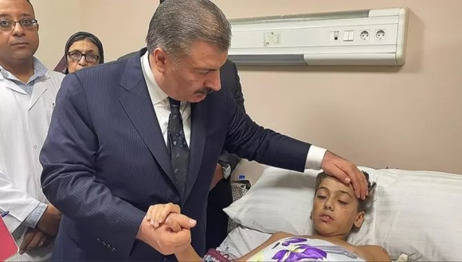Sağlık Bakanı Koca, Mısır'da Filistinli kanser hastası çocuklarla buluştu