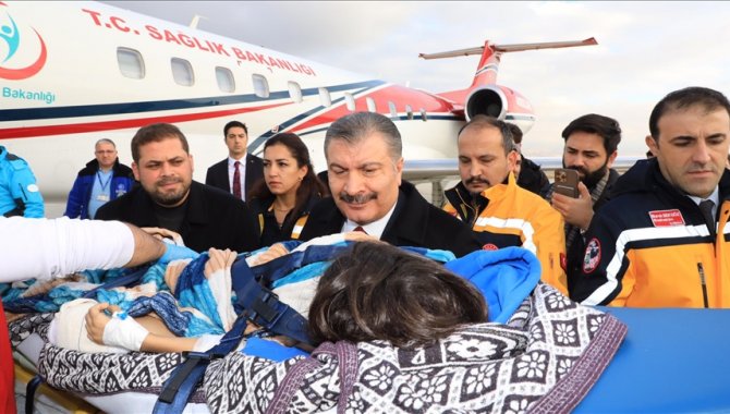 Sağlık Bakanı Koca, ambulans uçakla Türkiye'ye getirilen yaralı Gazzeli çocukları karşıladı: