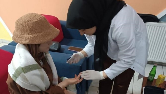 Hemşirelik Öğrencileri Şeker Ölçümü Yaptı