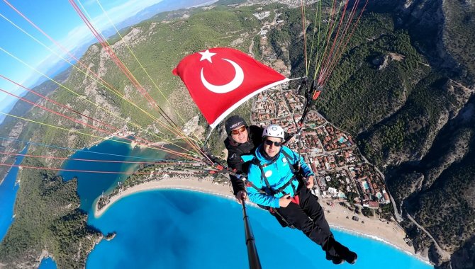 Fethiye'de sağlıkçılar yamaç paraşütü atlayışında Türk bayrağı açtı