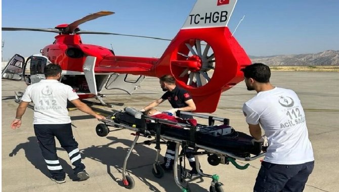 Şırnak'ta düşme sonucu vücudunda kırık oluşan minik Ahmet ambulans helikopterle Elazığ'a sevk edildi