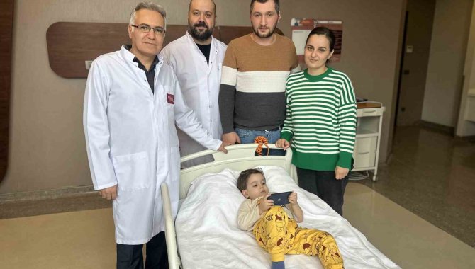 2 Buçuk Yaşındaki Gürcü Sandro, Türkiye’de Hayata Tutundu