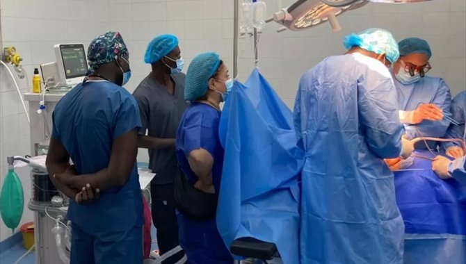 OMÜ Öğretim Üyesi Prof. Dr. Yakupoğlu, Senegal'de yapılan böbrek nakillerinde görev aldı: