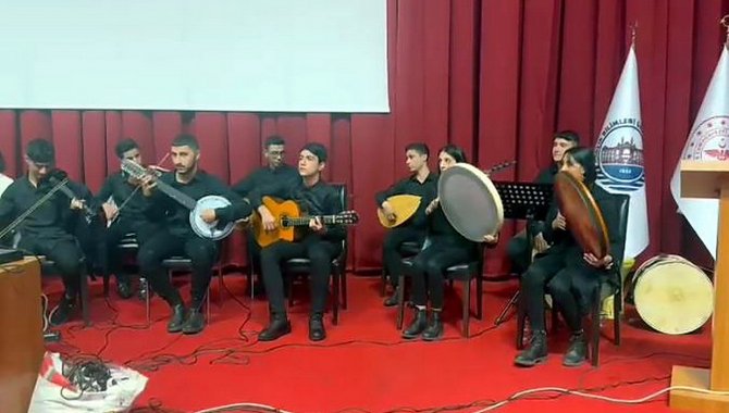 Diyarbakır'da öğrenci ve hastalar sağlık çalışanları için konser verdi