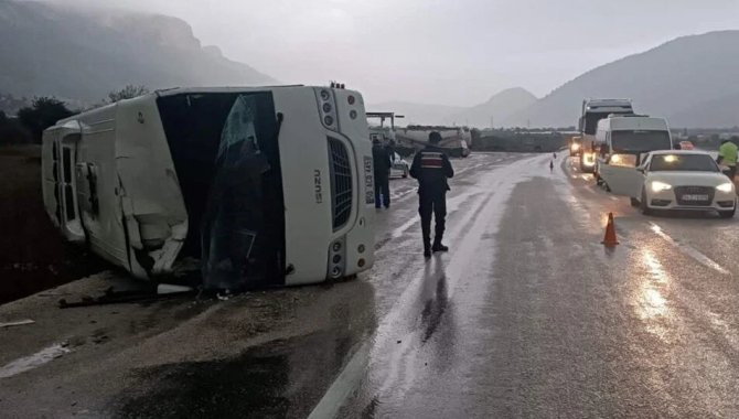 Mersin'de yaralı taşıyan ambulansa arkadan çarpan midibüs devrildi