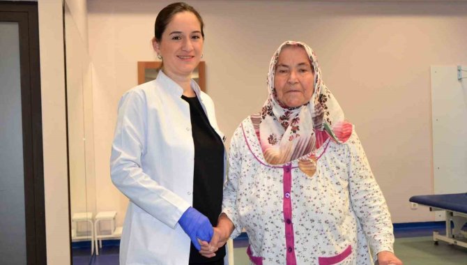 Felç Sonrası Yürüyemeyen Kadın Medikar Hastanesinde Sağlığına Kavuştu
