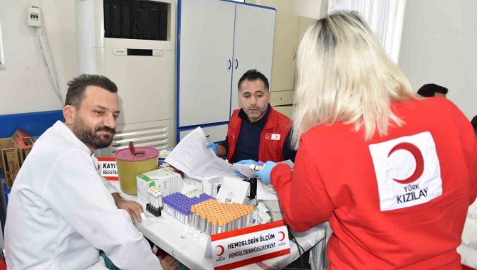 Diyarbakır’da Hastane Personeli Ve Vatandaşlar Kan Bağışında Bulundu