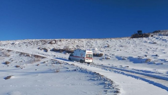 Kar nedeniyle mezrada mahsur kalan hasta yolun açılmasıyla hastaneye kaldırıldı