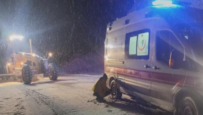 Kar nedeniyle köyde mahsur kalan hasta, yolun açılmasıyla hastaneye kaldırıldı