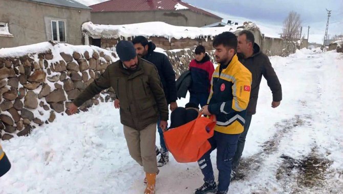 Van'da yolu kardan kapanan mahalledeki kanser hastasının imdadına ekipler yetişti