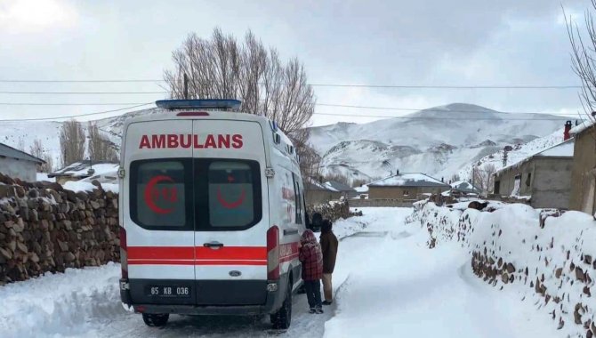 Van'da yolu kapanan mahalledeki hasta ekiplerce hastaneye ulaştırıldı