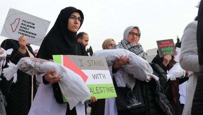 Erzurum ve Kars'ta sağlık çalışanları Filistin için "sessiz yürüyüş" gerçekleştirdi
