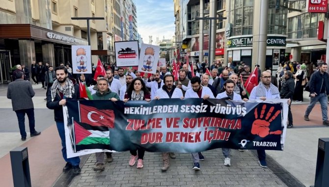 Trabzon'da hekimler "sessiz yürüyüş" ile İsrail'i protesto etti